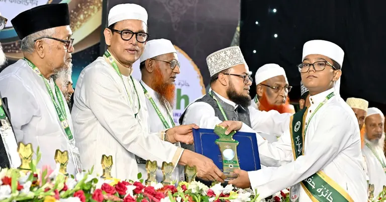 অনুষ্ঠানে শিক্ষার্থীদের হাতে ক্রেস্ট তুলে দিয়েছেন শিক্ষামন্ত্রী